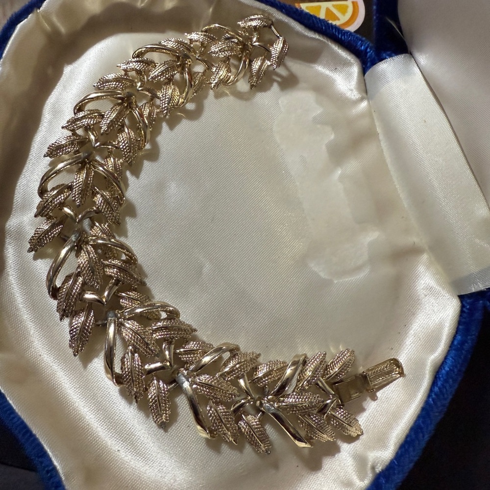 Vintage Coro gold tone leaf bracelet